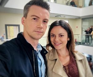 M jak miłość nowy sezon. Kasia (Paulina Lasota), Jakub Karski (Krzysztof Kwiatkowski) na planie