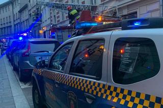 Kraków: z okna leciały talerze oraz znicze. Służby musiały wejść do mieszkania przy użyciu wozu strażackiego z drabiną