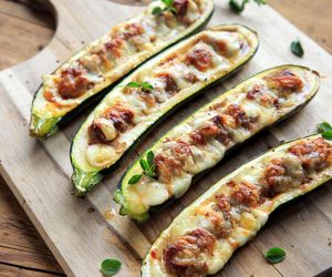 Cukinia z nadzieniem z pieczarek i sera – prosty przepis na efektowny obiad