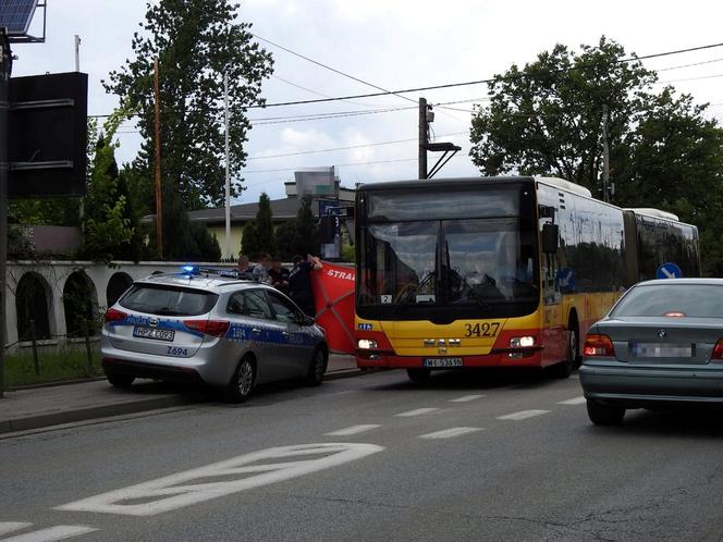 Warszawa. Nie żyje młody mężczyzna. Podczas spaceru zasłabł, upadł i nie odzyskał świadomości