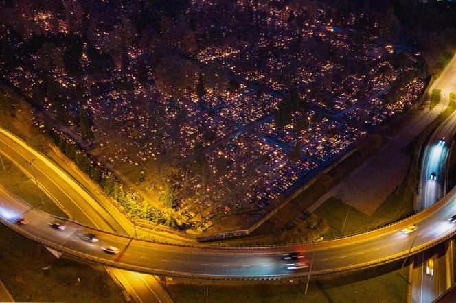 Tysiące zniczy rozświetliło polskie cmentarze. Niezwykły widok po zmroku