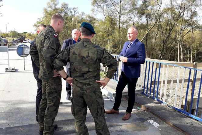 Wojsko jest już na miejscu. Rusza budowa tymczasowego mostu na rzece Kamienicy