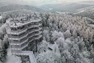 Najpiękniejsza wieża widokowa w Małopolsce w zimowej scenerii. Już zapraszają turystów 