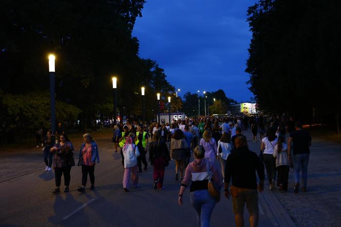 Koncert Sanah na PGE Narodowym w Warszawie - tłumy pod stadionem