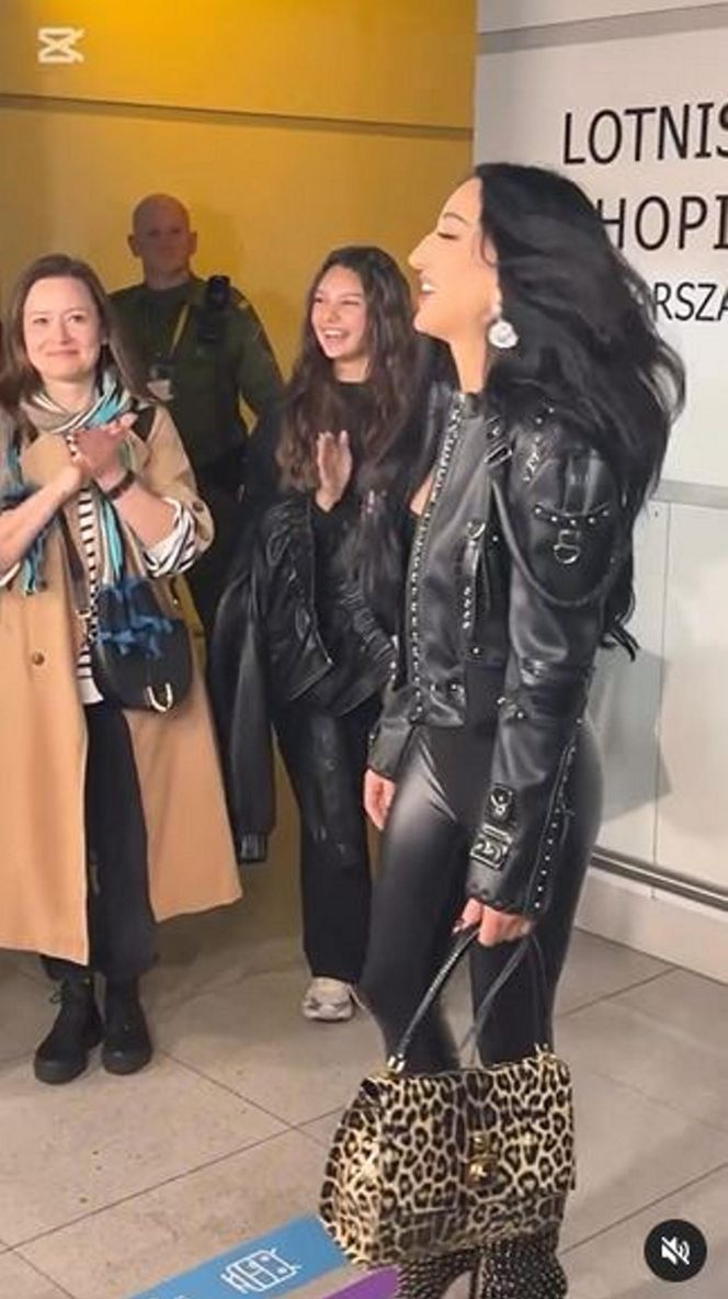 Tak fani powitali Justynę Steczkowską na lotnisku. Były łzy i tulenie. "Byłaś najlepsza"!