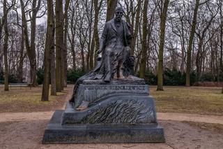 Co czytają Polacy? Oto lista najpopularniejszych autorów w naszym kraju!