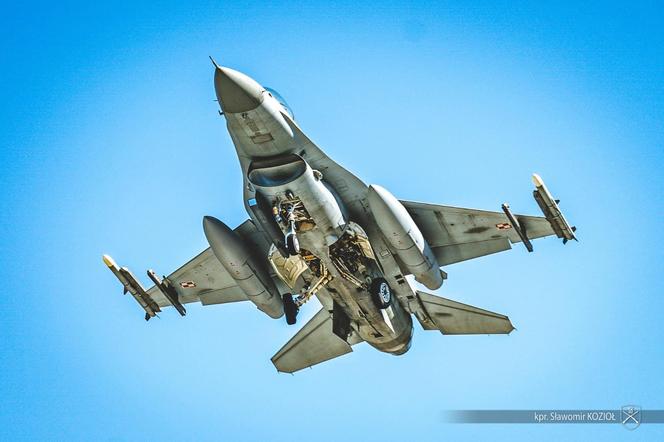 Na drodze pod Nidzicą wylądował myśliwiec F-16. To pierwsze takie ćwiczenia od 20 lat