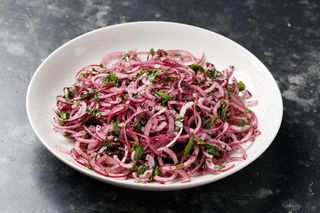 Ta tania surówka to ciekawy dodatek do każdego obiadu. Składniki scala przyjemnie ostry sos 