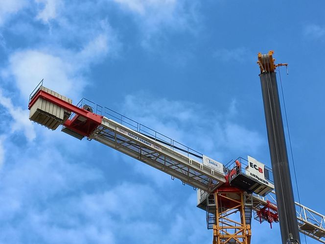 Wielki dźwig stanął przy pływalni "Akwawit" w Lesznie. Rusza ostatni etap rozbiórki 