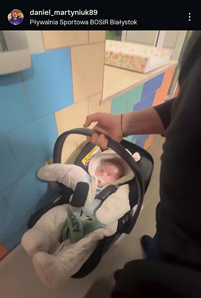 Daniel Martyniuk uczy syna pływać