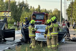 Potworna czołówka pod Legionowem. Roztrzaskane auto dachowało, są ranni