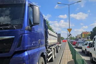 Śmiertelny wypadek w Ostrołęce. Kierujący skuterem zginął w zderzeniu z tirem [ZDJĘCIA]