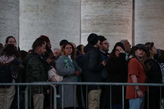 Rzesze wiernych przybywają na pogrzeb Franciszka. Wielkie tłumy w Watykanie 