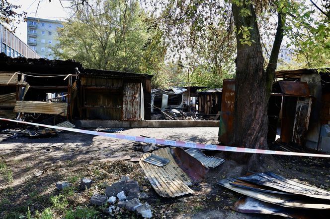 Pożar bazarku w Warszawie. Całkowicie spłonęło 12 budek sprzedażowych. "Przyczyny nie są znane"