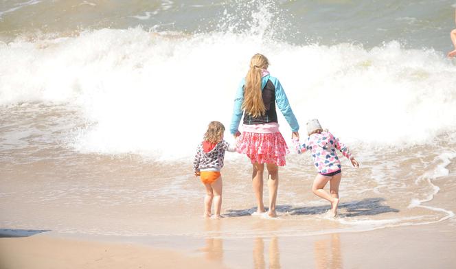 Anna Guzik z rodziną na plaży