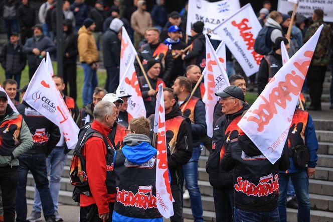 Protest "Solidarności" w Katowicach przed MCK. Chodzi o konferencję klimatyczną PRECOP