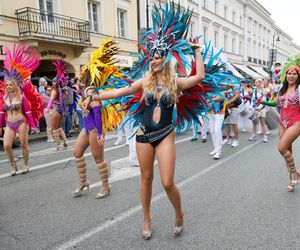 Parada Syrenki 2025 przeszła ulicami Warszawy. Na trasie 20 barwnych platform