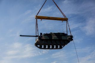 Rozładunek czołgów K2 i haubic K9