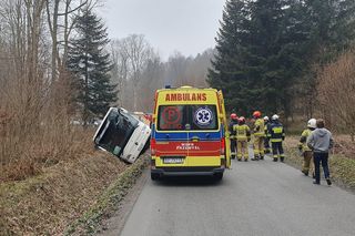 Pod Przemyślem autokar wypadł z drogi. Na miejsce wysłano śmigłowce ratownicze