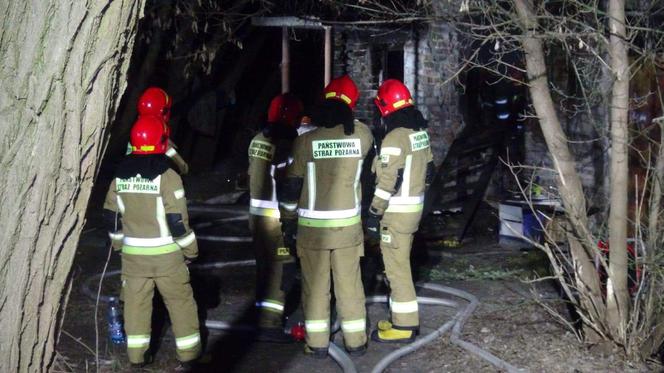 Pożar budynku na Żoliborzu. Strażacy wynieśli dwie osoby