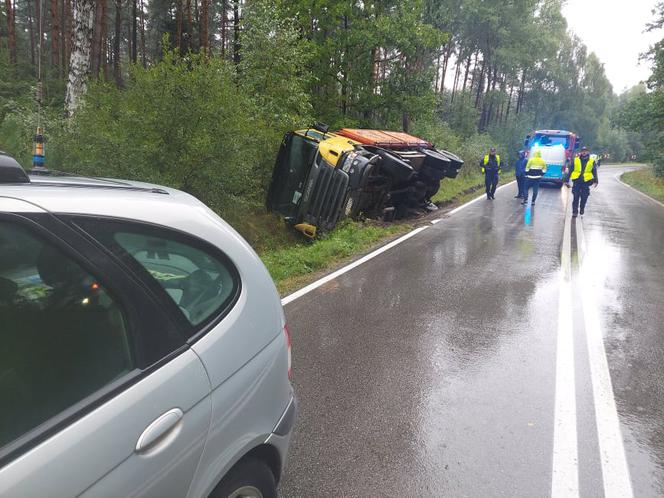 Ciężarówka w rowie, niebezpieczna kolizja między Mircem a Wąchockiem