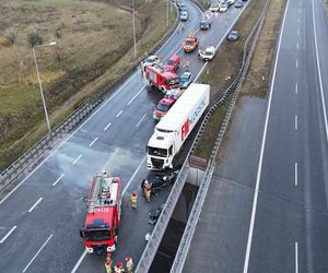 Samochód osobowy zderzył się z ciężarówką. Są ranni, jedna osoba była zakleszczona