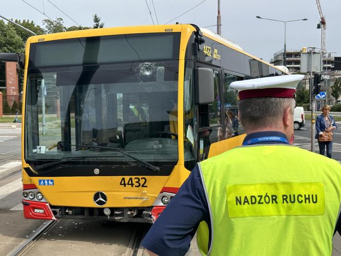 Czołowe zderzenie autobusu miejskiego z tramwajem. Kierowca zasłabł za kierownicą