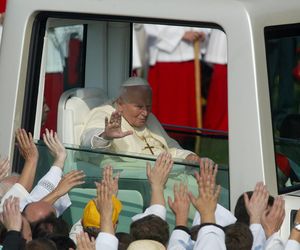 Takim pojazdami poruszali się kolejni papieże. Oto przegląd watykańskiej floty [ZDJĘCIA]