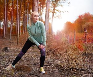 Jak się ubrać na jesienny trening biegowy? W takim stroju nie zmarzniesz! 