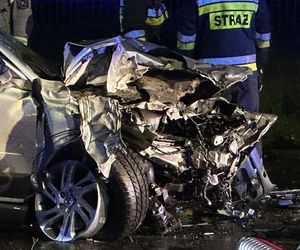  Tragedia na Modlińskiej. Dwie osobówki roztrzaskane. Są ofiary śmiertelne