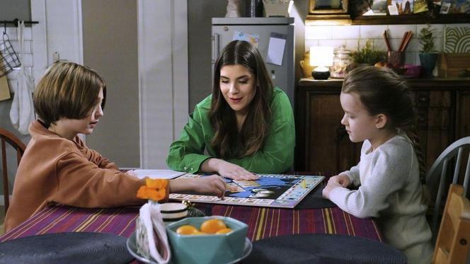 Barwy szczęścia, odc. 2875: Agata (Natalia Zambrzycka), Marysia (Nina Szumowska), Emil (Artem Malashchuk