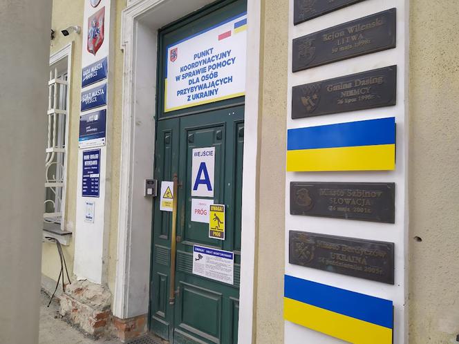 Od kilku tygodni wiszące na budynku Urzędu Miasta tablice z nazwami miast partnerskich Siedlec w Rosji i na Białorusi są przesłonięte ukraińską flagą