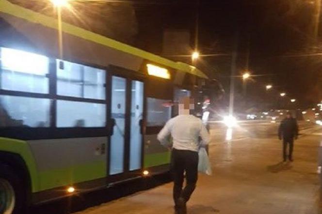 Kierowca autobusu wyskoczył po alkohol