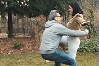 Słodziak Kurzajewski macha Cichopek jak piórkiem. Ale z niego siłacz! 