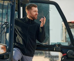 Zabrakło prądu, a telefon milczy? Te urządzenia kosztują grosze, a zawsze będziesz miał dostęp do informacji