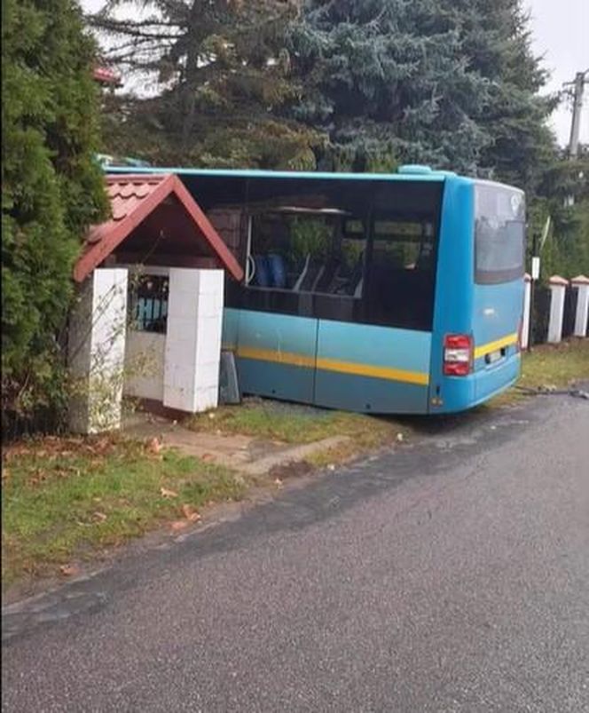 Autobus wjechał w samochody i budynek w Balinie