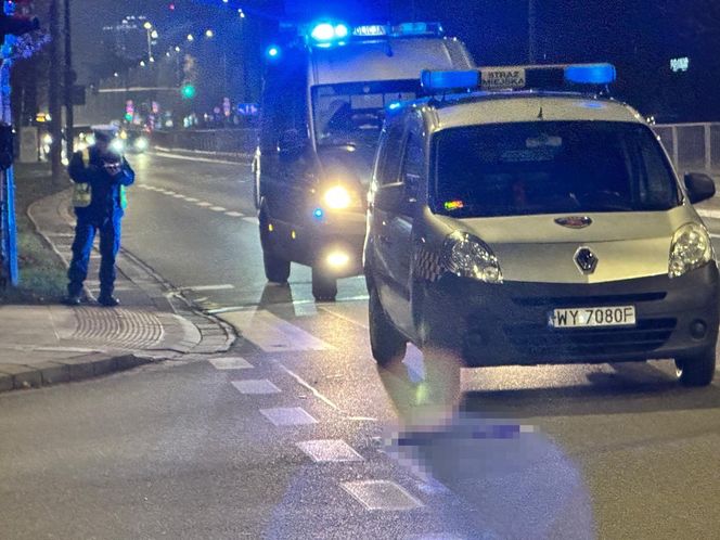 Kobieta walczy o życie po wypadku na al. Niepodległości w Warszawie. Pijany kierowca potrącił ją na zielonym świetle