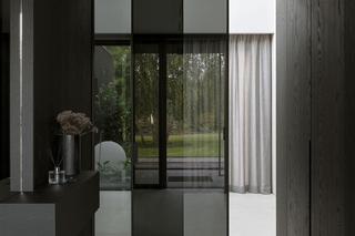 Czarny, a przytulny? Minimalistyczny dom pod Warszawą