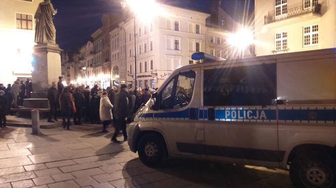 "Cały Toruń z nauczycielami" - łańcuch światła w Toruniu