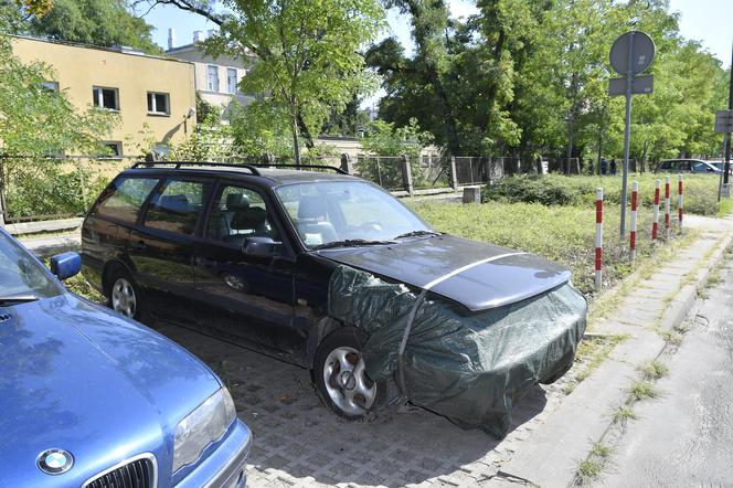 Wraki blokują miejsca parkingowe