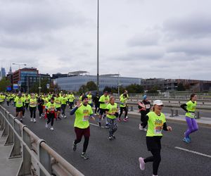 Uczestnicy Biegnij Warszawo 2024 na moście Świętokrzyskim