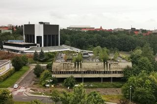 To najsurowszy styl architektury. Żelbet, szary beton i koniecznie element zaskoczenia. Jest też w Polsce, a może raczej - był