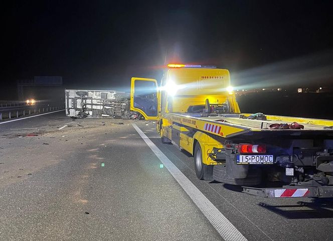Wypadek na autostradzie A1. Dachował dostawczak