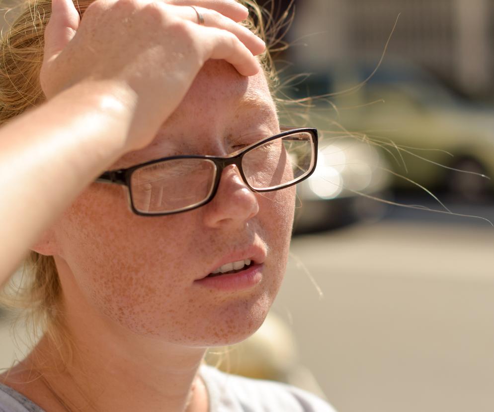 Dziewczyna trzymająca rękę na czole 