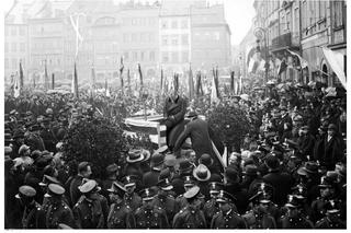 Manifestacja w Warszawie na cześć uchwalenia nowej konstytucji