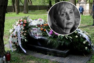 Specjalny pojazd na pogrzebie Marii Kiszczak. Żałobnicy patrzyli z wielkim smutkiem