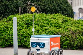 Na ulice Warszawy wyjechał pierwszy w historii marki, półautonomiczny robot dostawczy Pyszne.pl