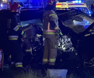  Tragedia na Modlińskiej. Dwie osobówki roztrzaskane. Są ofiary śmiertelne