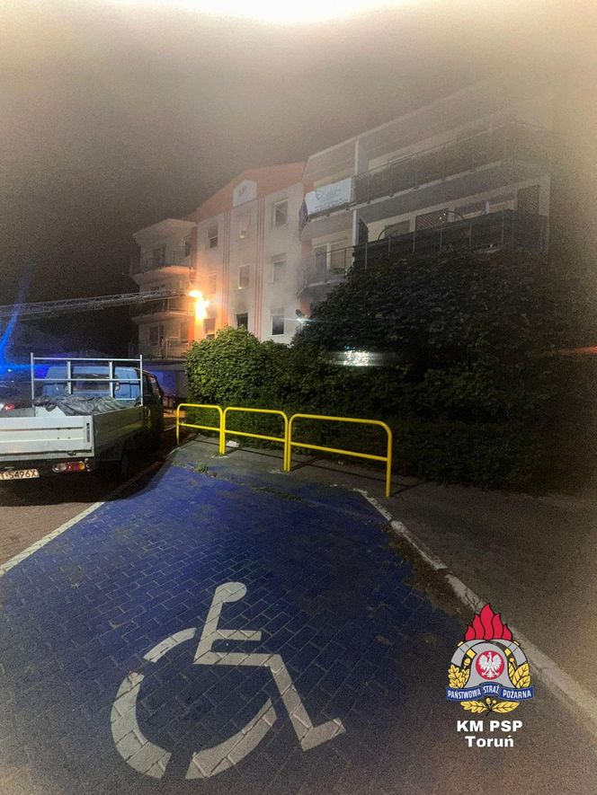 Toruń. Pożar bloku przy ul. Lubickiej. Dwie osoby wyskoczyły z okna [ZDJĘCIA]
