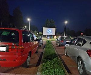 Pierwsze kino samochodowe nad zalewem w Brodach. Był popcorn i duża frekwencja